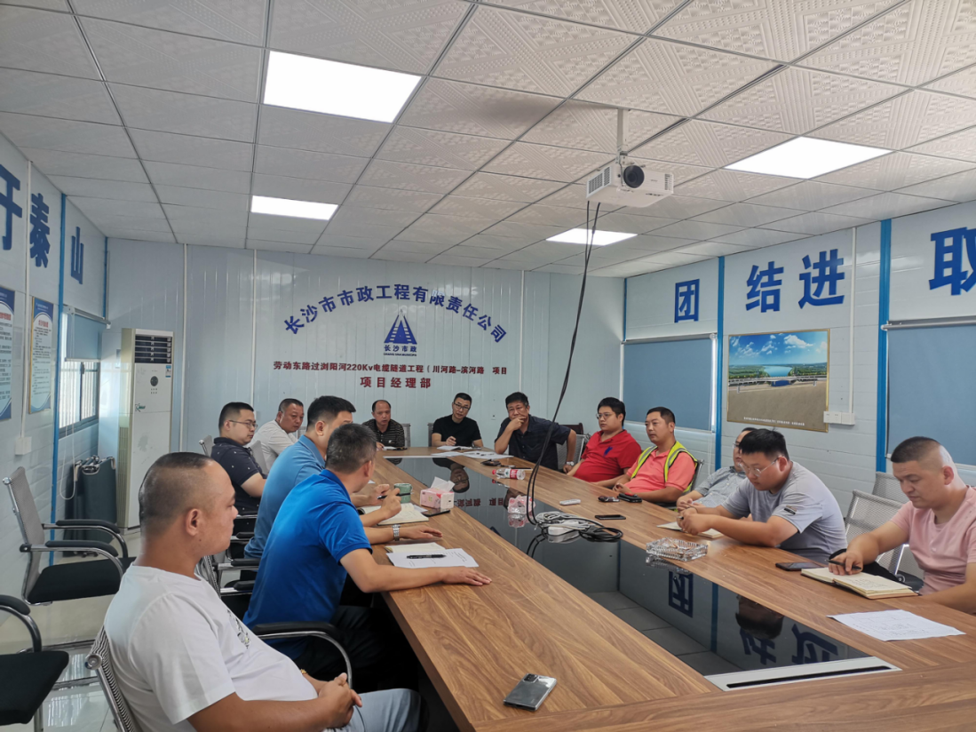 獻(xiàn)禮國慶 | 勞動(dòng)?xùn)|路過瀏陽河220kV電纜隧道工程頂進(jìn)設(shè)備順利完成吊裝！